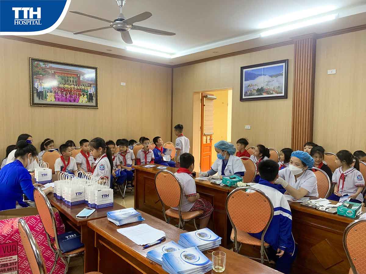 Các cháu trường Trường Herman, trường tiểu học Hưng Dũng 2 tham gia chương trình Nha Khoa học đường tháng 4