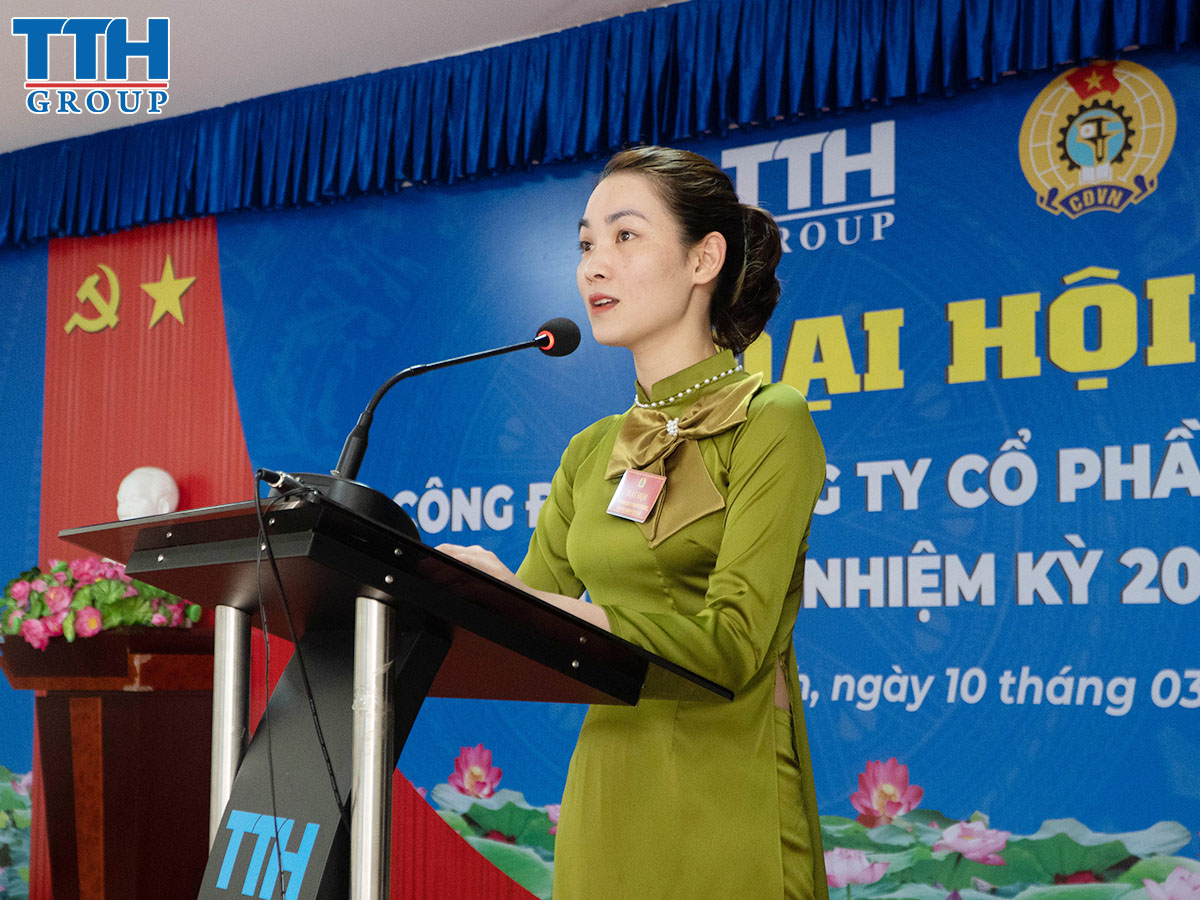Đại biểu 2 trình bày tham luận tại đại hội