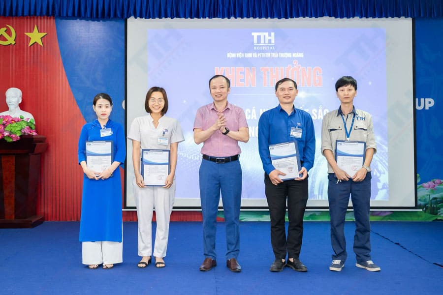 6 cán bộ, nhân viên xuất sắc thuộc các khoa/phòng khác nhau cũng được vinh danh.