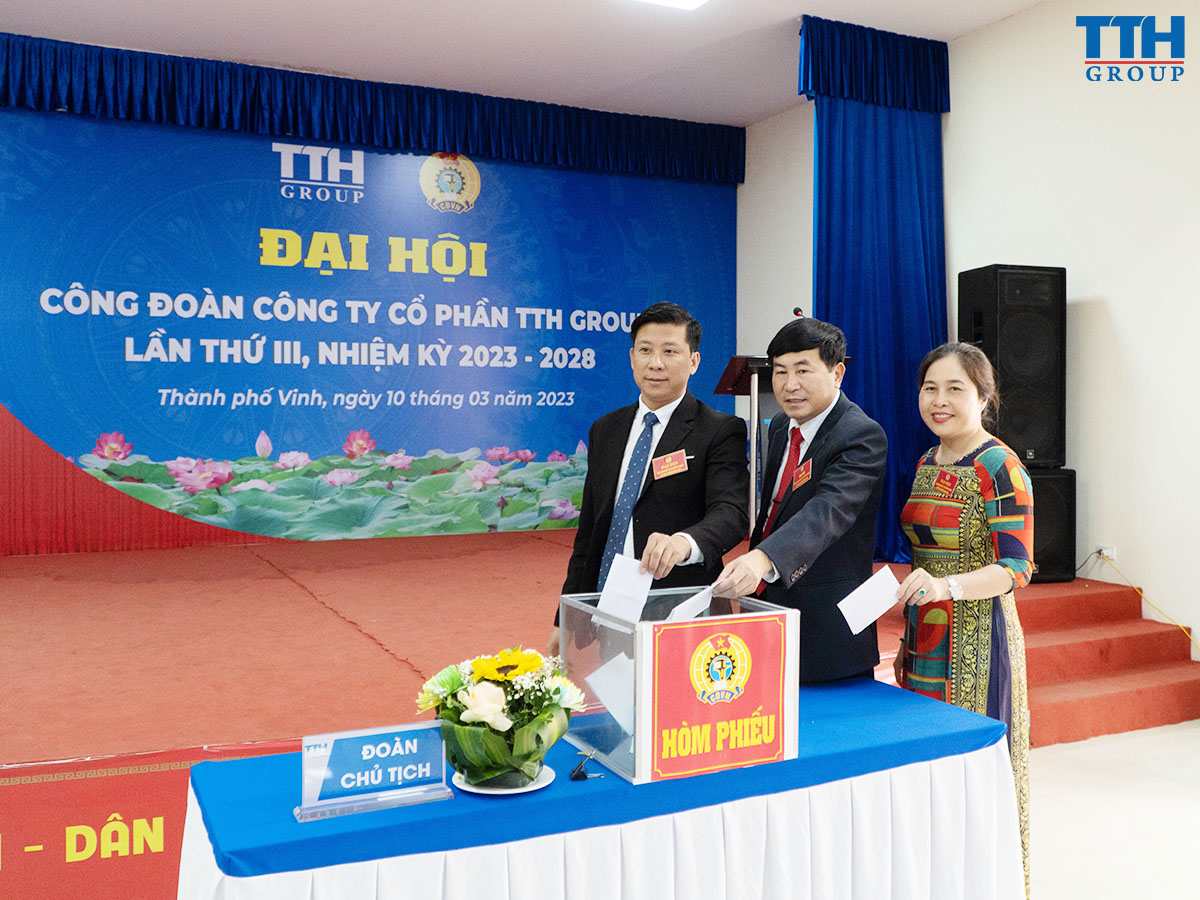 Các đại biểu 2 bỏ phiếu bầu Ban châp hành trên tinh thần dân chủ, tự nguyện.