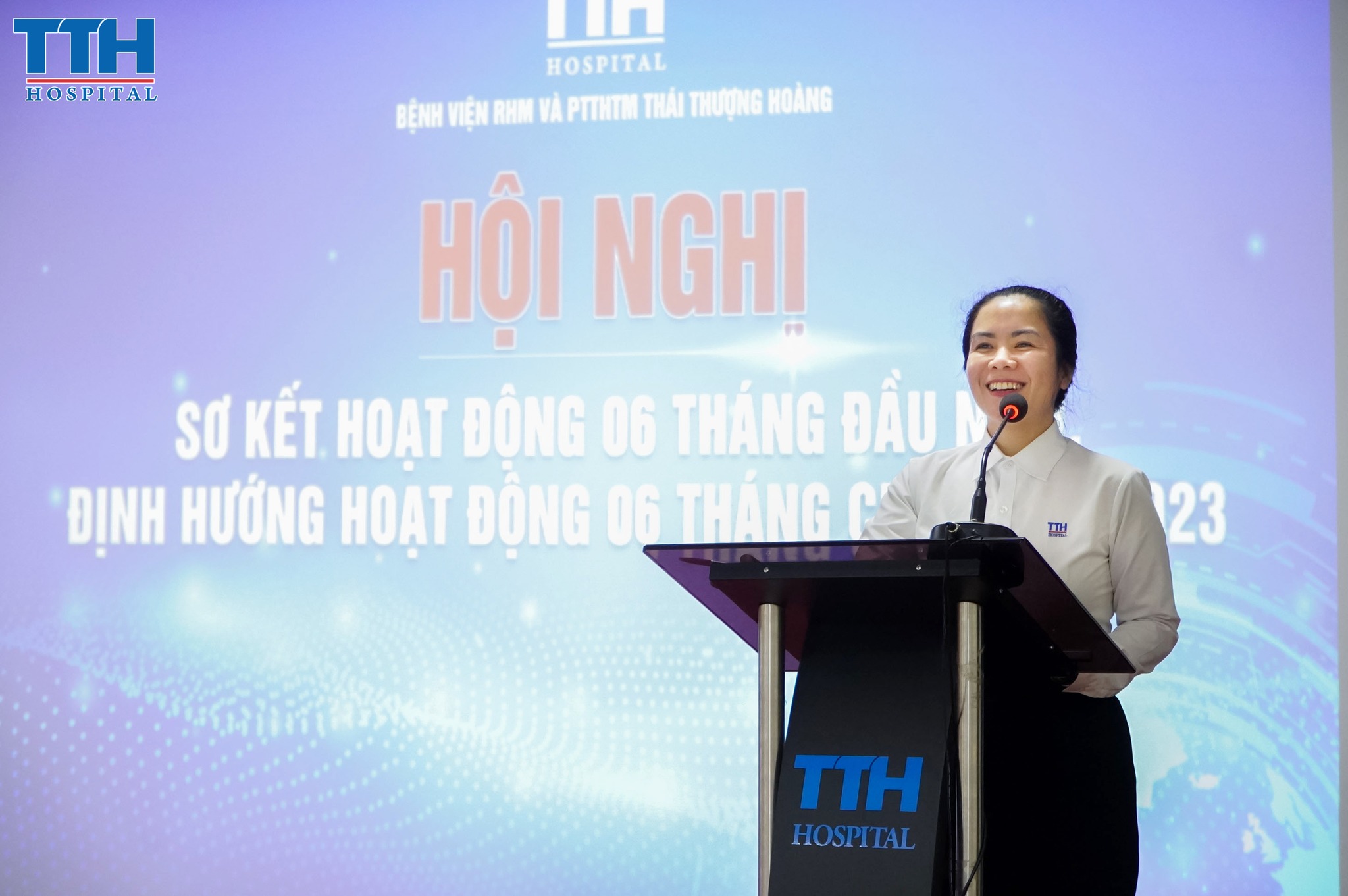 Bà Nguyễn Hoa Lê - Giám đốc điều hành bệnh viện Thái Thượng Hoàng đã biểu dương các thành tích mà bệnh viện đã đạt được trong 06 tháng đầu năm
