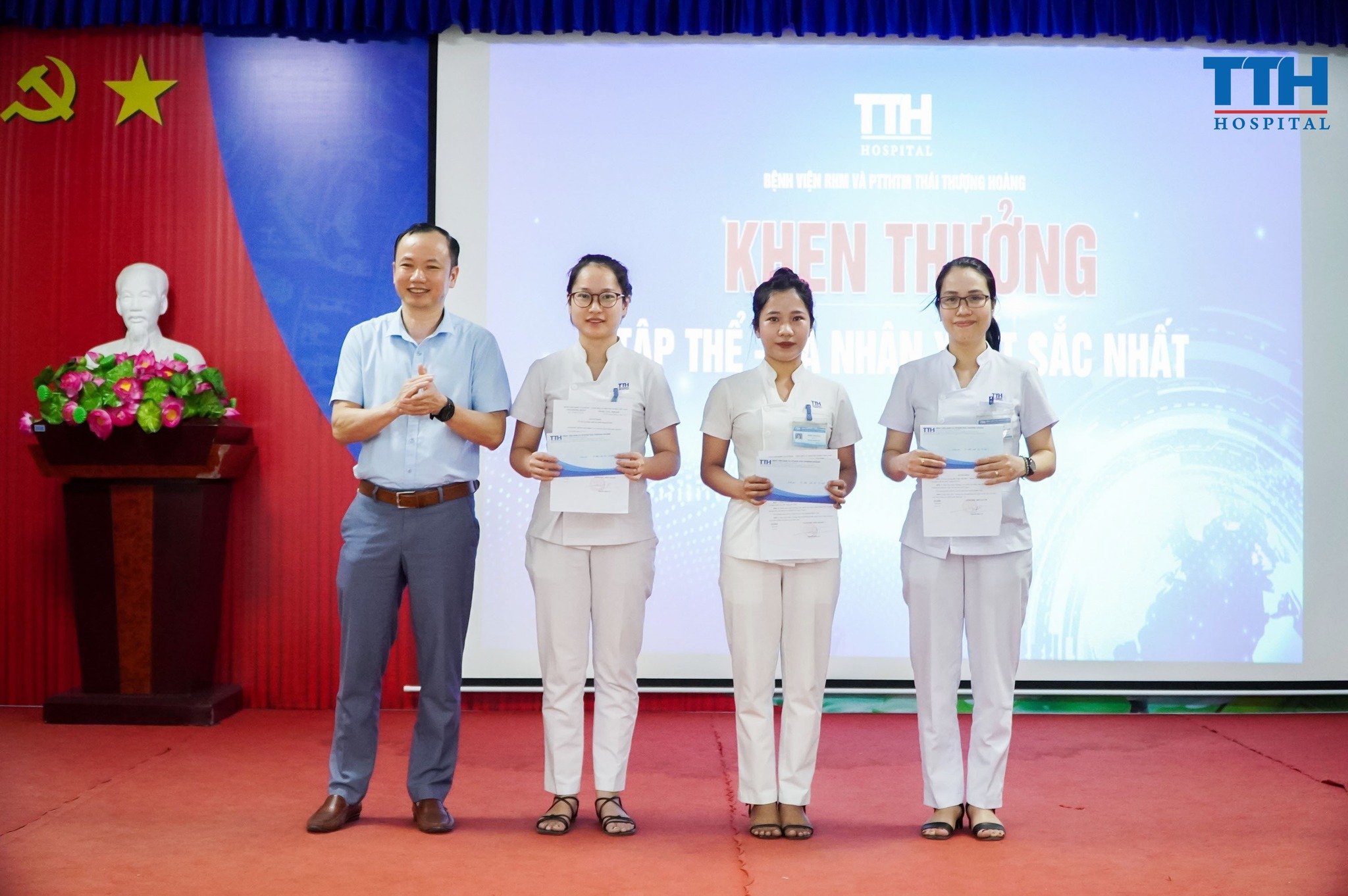 Ban giám đốc bệnh viện Thái Thượng Hoàng trao thưởng cho các cá nhân xuất sắc