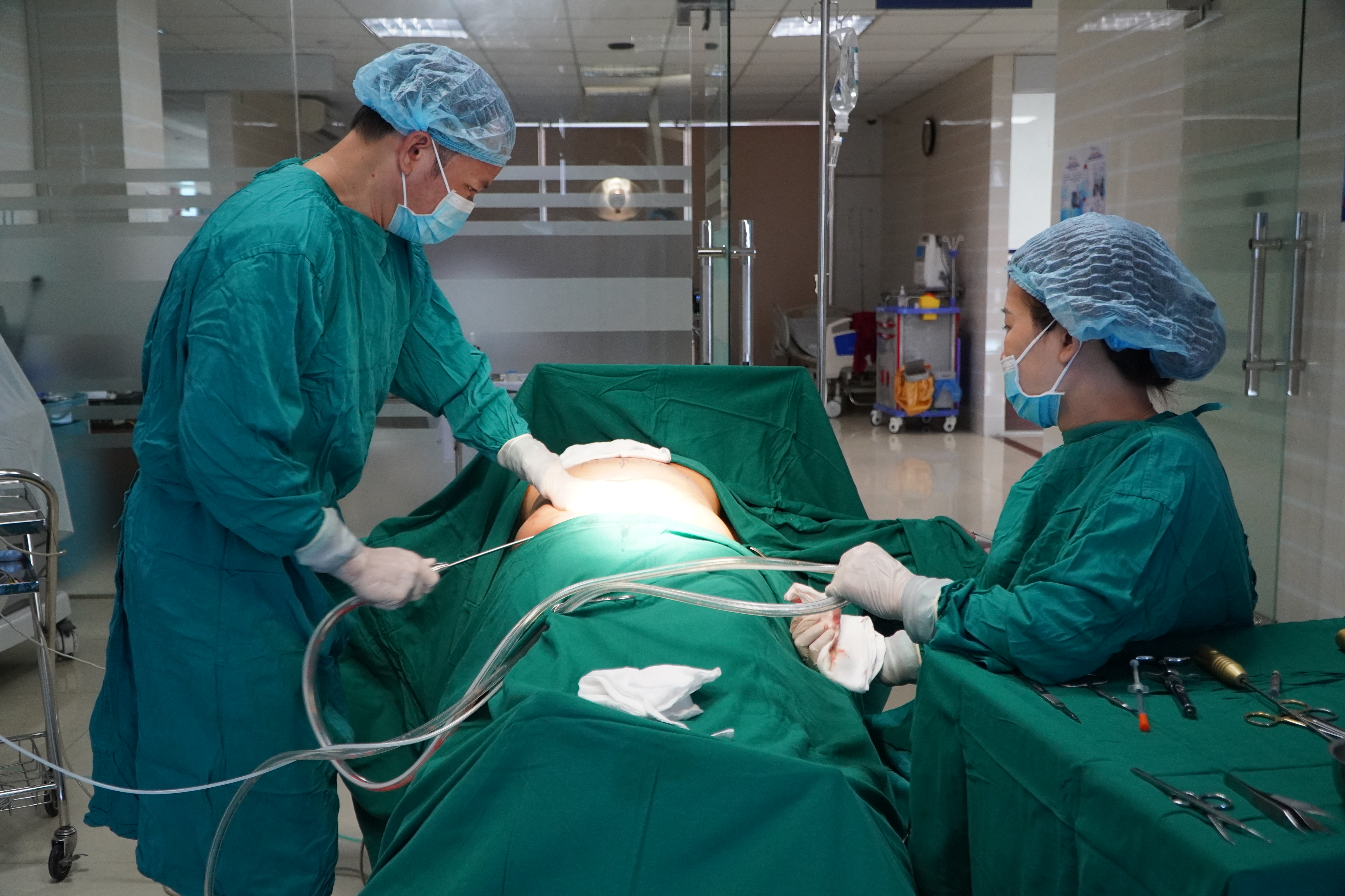 các bác sĩ hàng đầu đang thực hiện ca hút mỡ body jet tại bệnh viện thái thượng hoàng