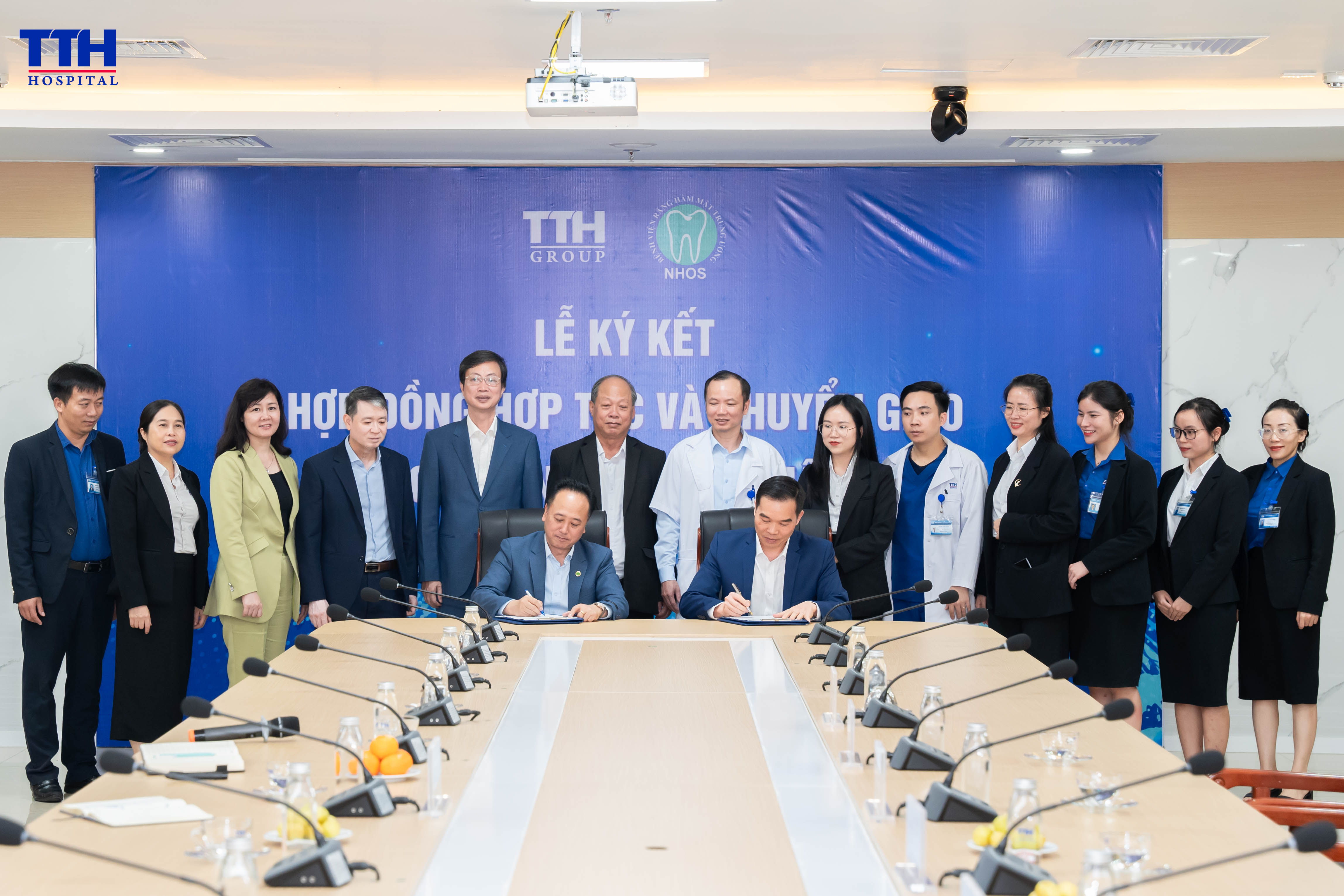 Đại diện lãnh đạo 2 đơn vị ký kết hợp tác