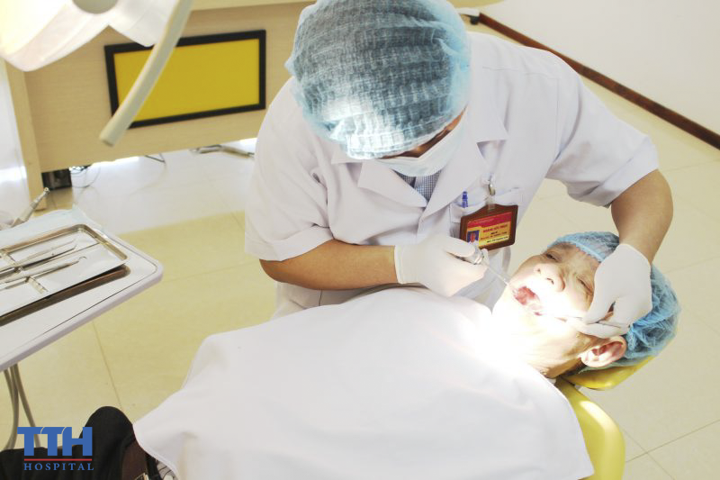 Bệnh này bắt nguồn từ sự giảm lưu lượng nước bọt ở người cao tuổi, từ đó gây nên các triệu chứng lưỡi nứt, niêm mạc khô, nhai nuốt khó khăn.