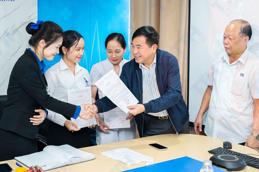 Ba gương mặt ưu tú được kết nạp vào Đảng