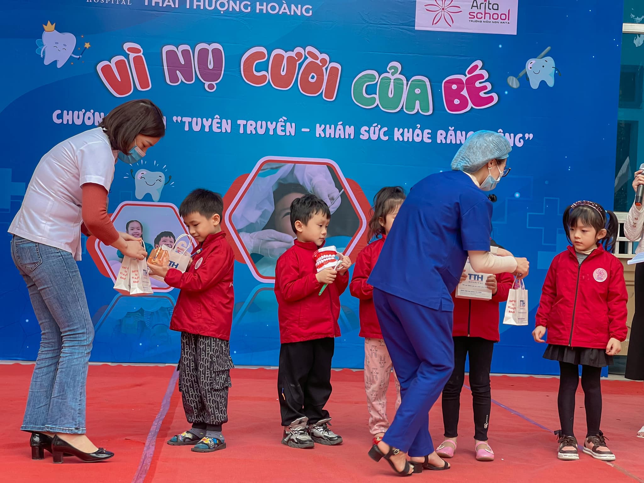 bac-sy-thai-thuong-hoang-trao-tang-nhieu-suat-qua-gia-tri-cho-cac-chau-truong-arita