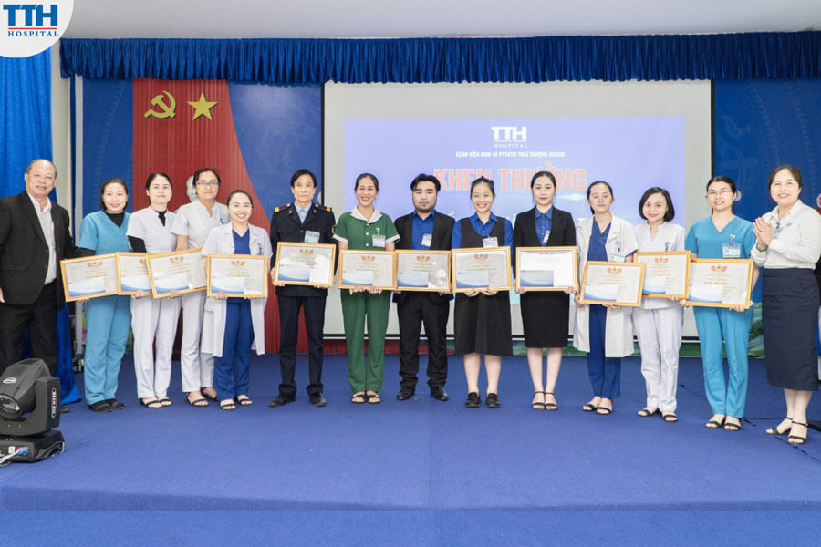 trao tặng các giải thưởng tập thể, cá nhân cho các đoàn viên công đoàn xuất sắc năm 2023.
