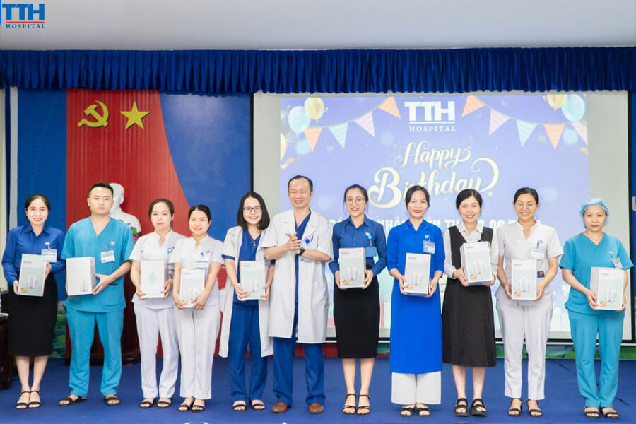 buổi tiệc sinh nhật ấm cúng dành cho các đồng nghiệp có ngày sinh nhật trong tháng 6