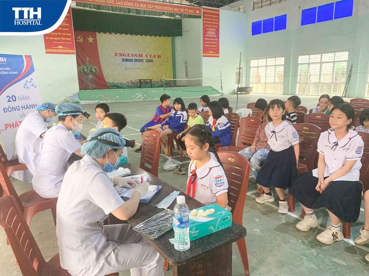 Các cháu được các bác sỹ từ Bệnh viện Thái Thượng Hoàng khám sức khỏe răng miệng