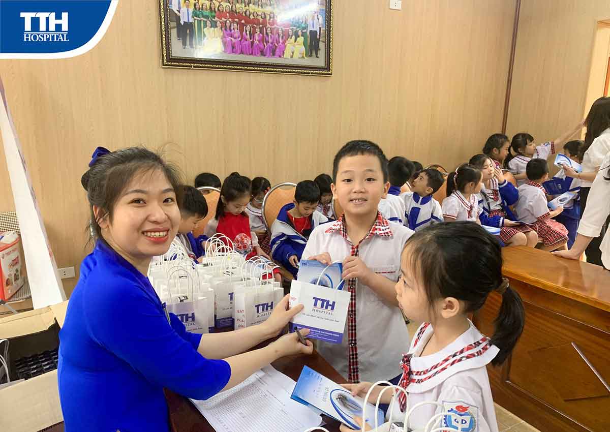 Các cháu tham gia chương trình được trao tặng sổ khám và túi quà từ bệnh viện Thái Thượng Hoàng
