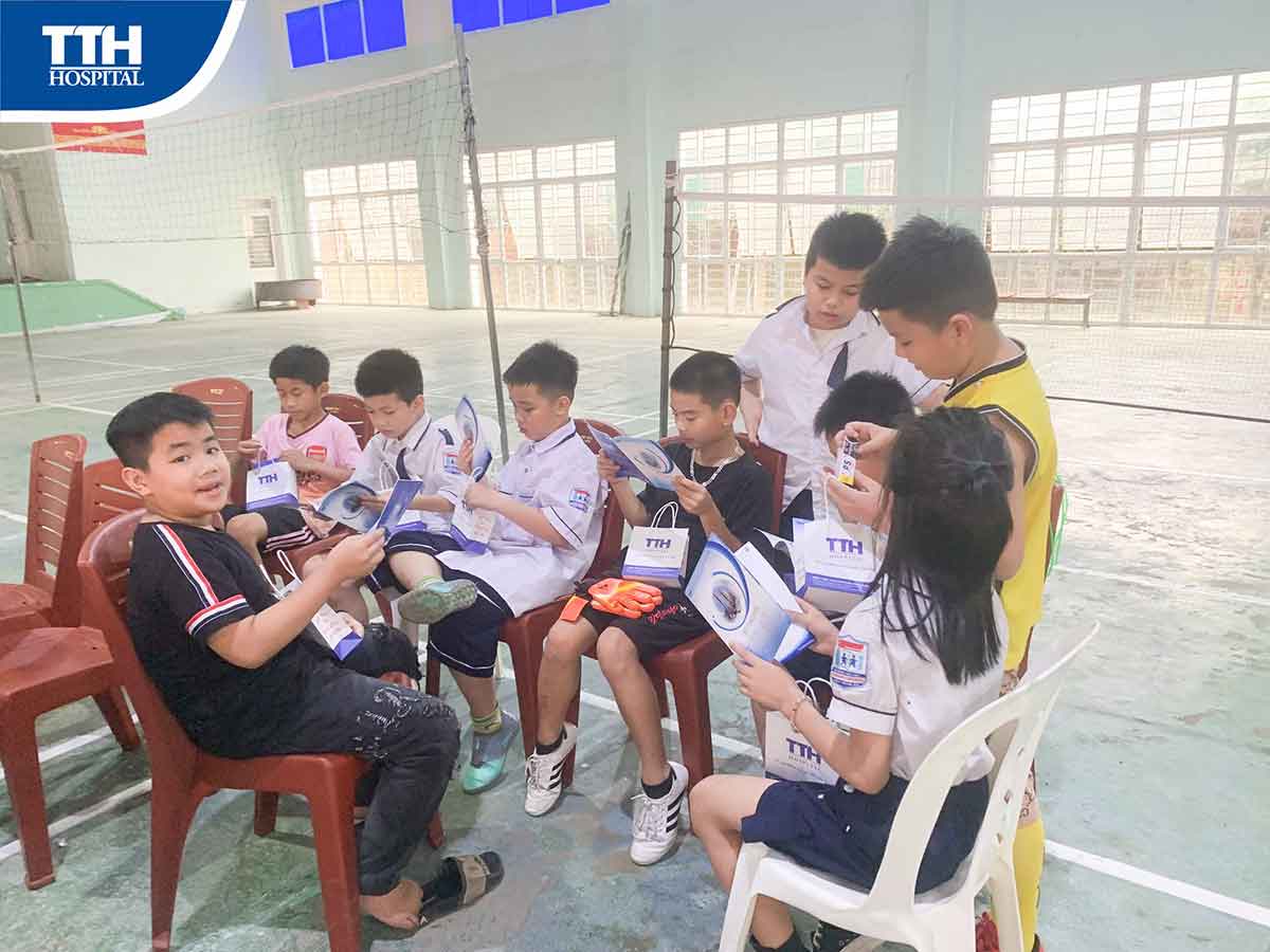 Các cháu được nhận sổ khám từ bệnh viện Thái Thượng Hoàng