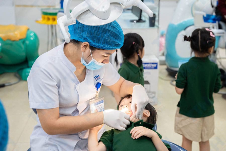 Các bác sĩ tận tình hướng dẫn các bé