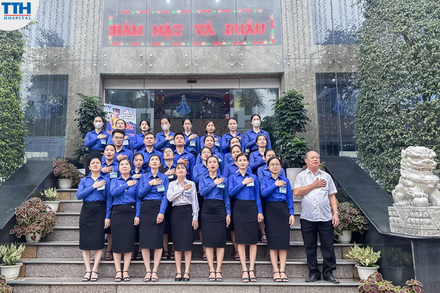 Chào Cờ tại Bệnh viện Thái Thượng Hoàng