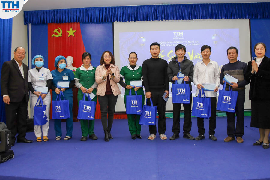 Công đoàn TTH Group cũng đã trao tặng thêm 11 suất quà cho các CBNV
