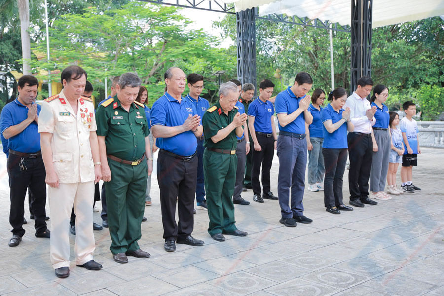 TS.BSCKII Thái Doãn Thắng - Tổng giám đốc công ty dẫn đầu cũng đã tổ chức lễ dâng hương