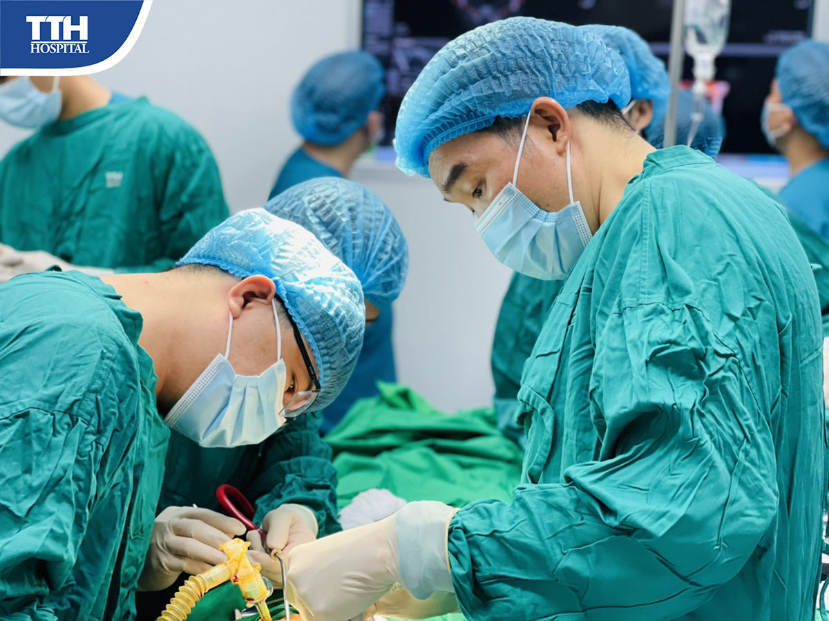 Đội ngũ y bác sĩ hàng đầu với nhiều năm kinh nghiệm trong lĩnh vực thẩm mỹ, làm đẹp
