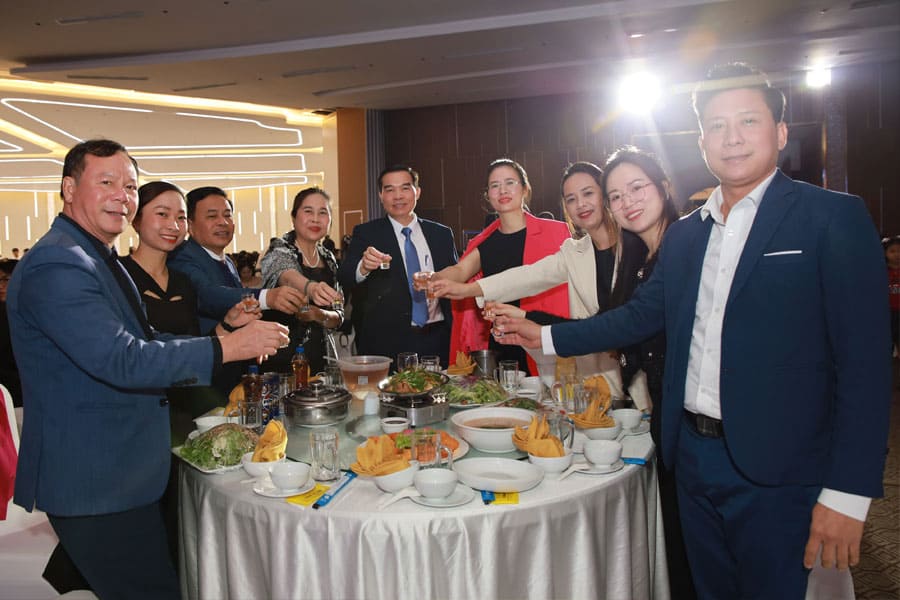Nâng Ly Chúc Mừng và Hướng Tới Tương Lai