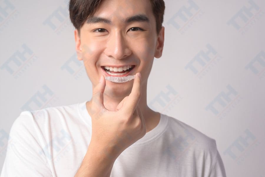 Niềng răng trong suốt có phải nhổ răng không?