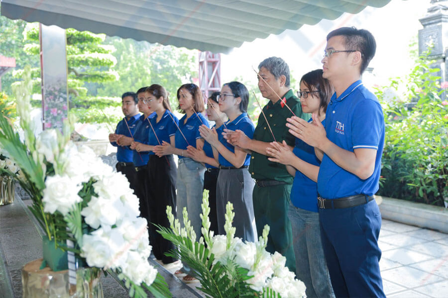 đoàn đại diện Bệnh viện Thái Thượng Hoàng đã đến dâng hương