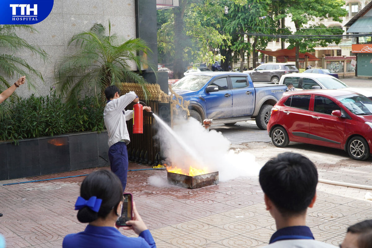 Cách sử dụng vòi phun nước chữa cháy