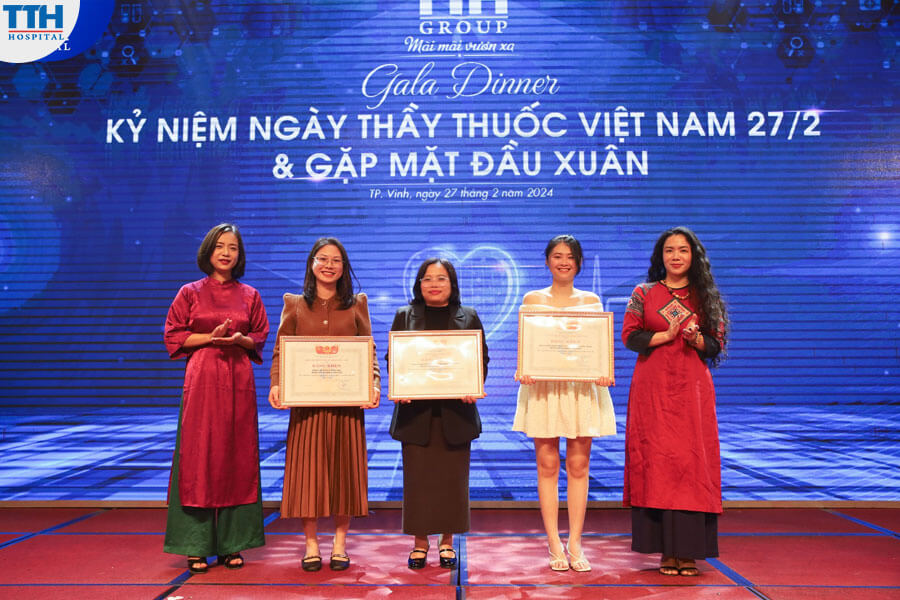 51 Bằng Khen và Kỷ niệm chương của Bộ Y tế và Hiệp hội Bệnh viện tư nhân được trao