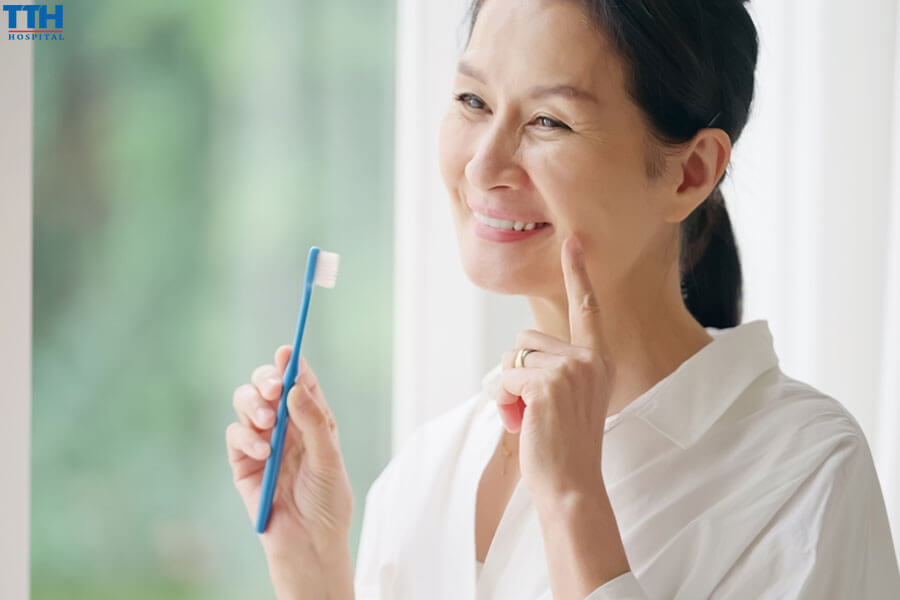 Hiểu lầm 9: Trồng răng implant không cần chăm sóc hoặc cần chăm sóc đặc biệt