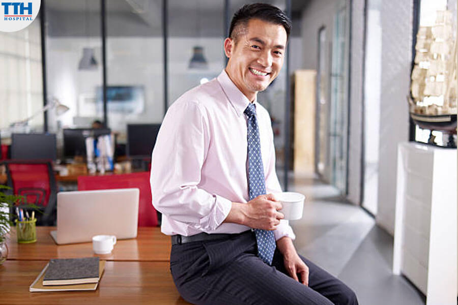 Tướng Đàn Ông có Răng Trắng Sáng