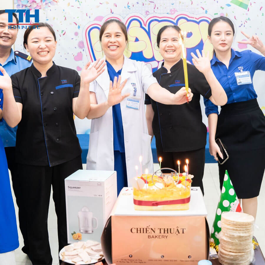Bệnh viện Thái Thượng Hoàng tổ chức sinh nhật ấm áp cho CBNV tháng 6