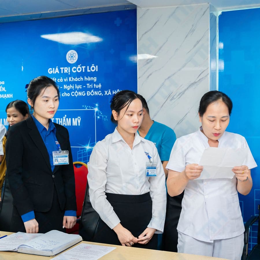 Chi bộ Bệnh viện Thái Thượng Hoàng tổ chức Lễ kết nạp Đảng viên mới